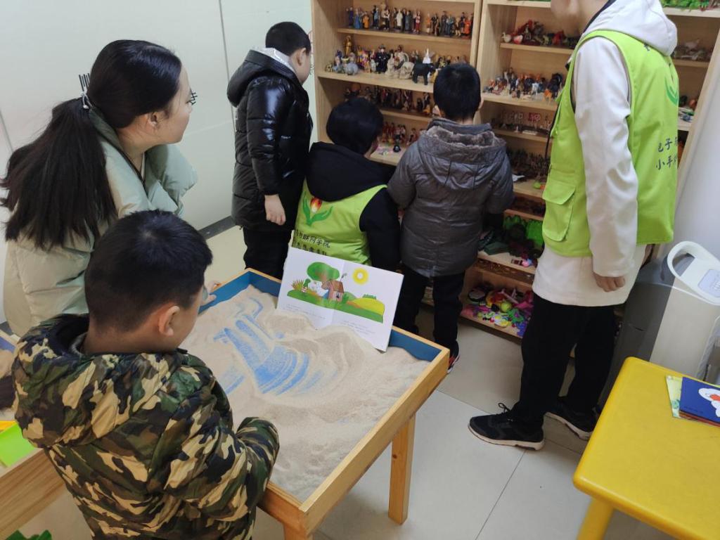 志愿者陪同孩子做游戏
